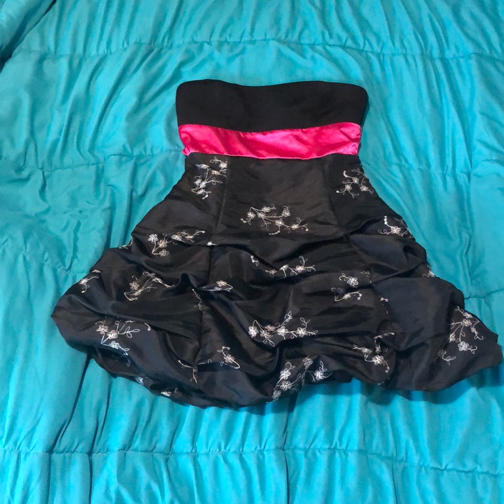 Short strapless black and pink dress